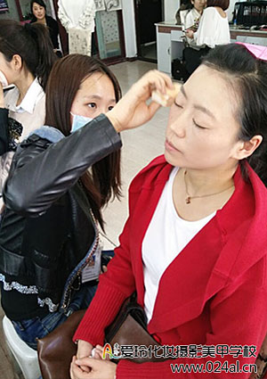 参加商业银行周年演出活动